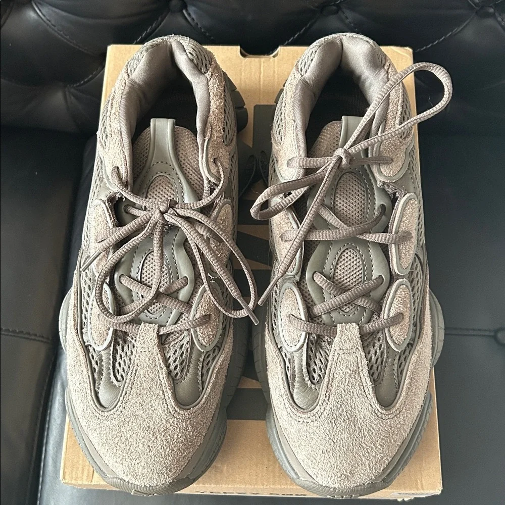 Adidas Yeezy 500 Clay Brown Authentic Sneakers Men’s size 8.5 Good Condition